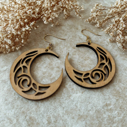 Boucles d'oreille Lunara en bois de Le Bois Elégant, finition soignée avec détails raffinés, image montrant le design et la texture du produit.
