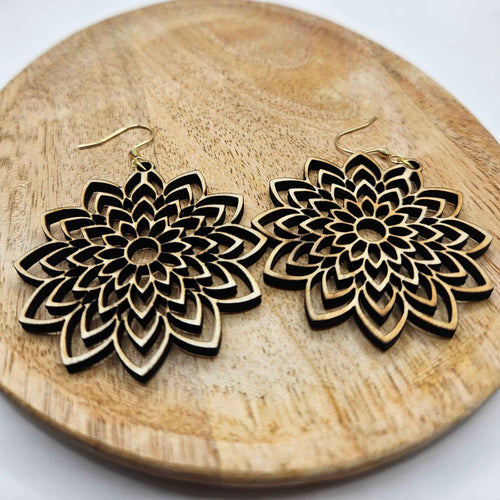 boucle d'oreille Mandala en bois de la marque Le Bois Elégant, motif détaillé