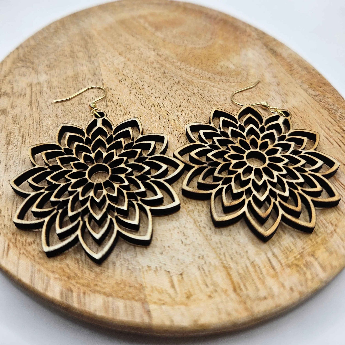 Mandala en bois de la marque Le Bois Elégant, motif détaillé et coloré, posé sur une surface en bois naturel.