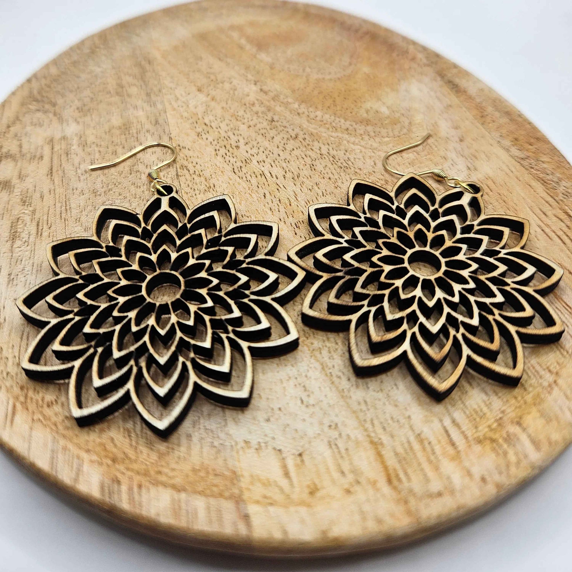 Mandala en bois de la marque Le Bois Elégant, motif détaillé et coloré, posé sur une surface en bois naturel.