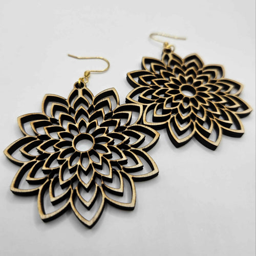 Boucle d'oreille Mandala de Le Bois Elégant, découpe dine sur fond clair, décoratif et artisanal en bois.
