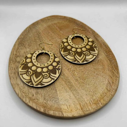 Mandala Clair de Le Bois Elégant, motif coloré et détaillé, décoratif pour intérieur, en bois peint à la main.