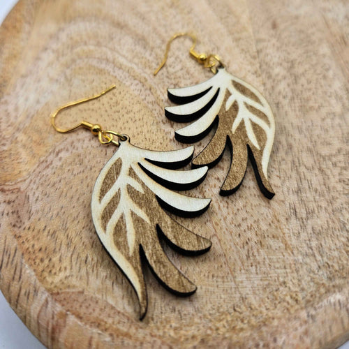 Plume de bois Le Bois Élégant en bois sculpté avec détails fins, décoration artisanale élégante pour intérieur.