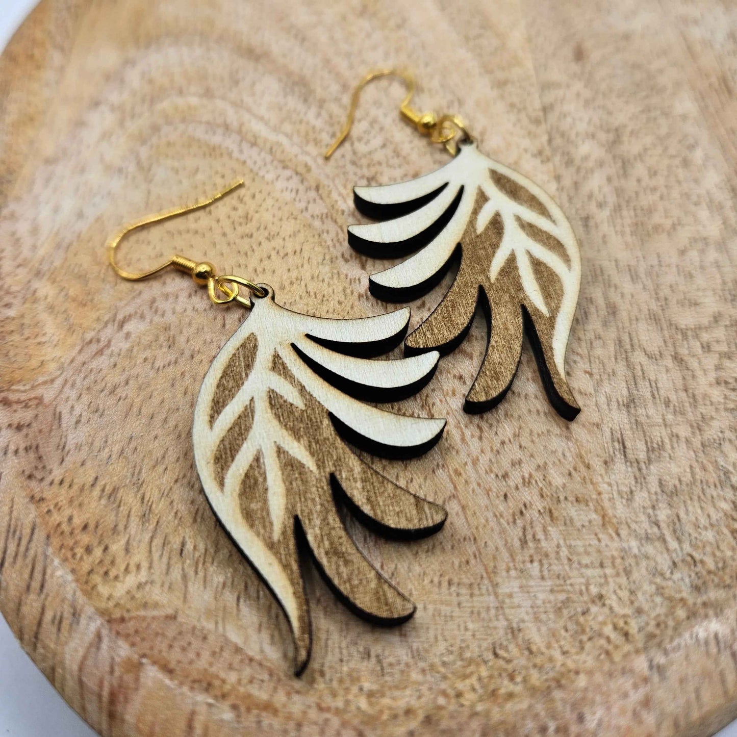 Plume de bois Le Bois Élégant en bois sculpté avec détails fins, décoration artisanale élégante pour intérieur.
