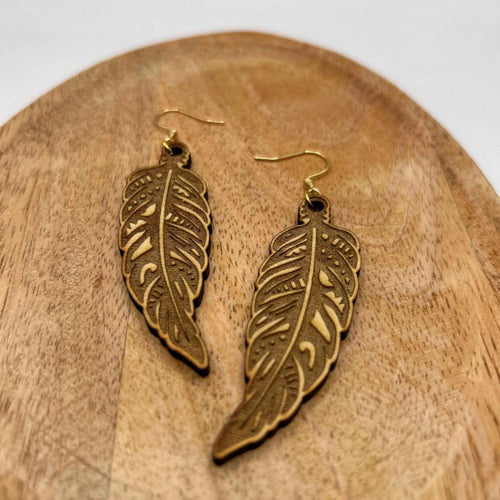 Plume libre de Le Bois Elégant, élégante et délicate, en bois naturel avec détails fins.