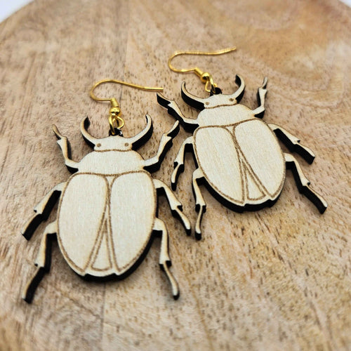 Sculpture en bois représentant un scarabée, artisanat de la marque Le Bois Elégant, détails fins et finition polie.