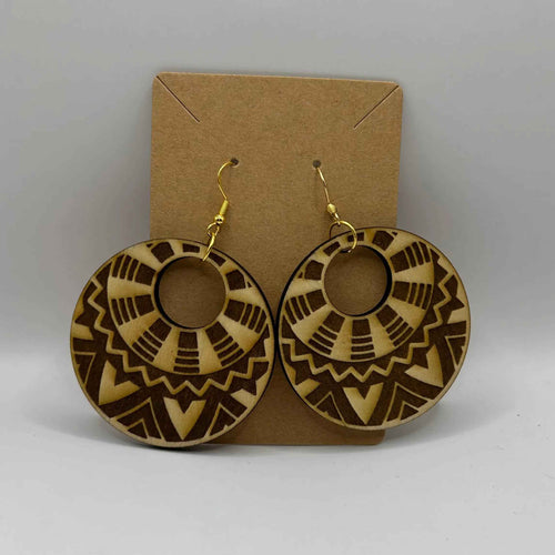 Tikal par Le Bois Elégant, boucle d'oreille sculpté avec détails élégants, illustration de l'artisanat en bois naturel.