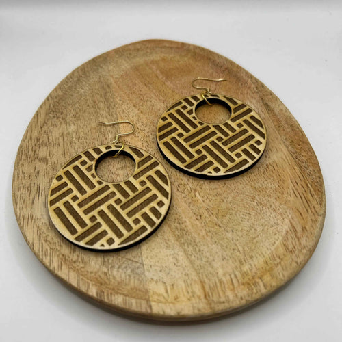 Bracelet tressé bohème en bois naturel par Le Bois Elégant, détail de la texture et des motifs artisanaux.