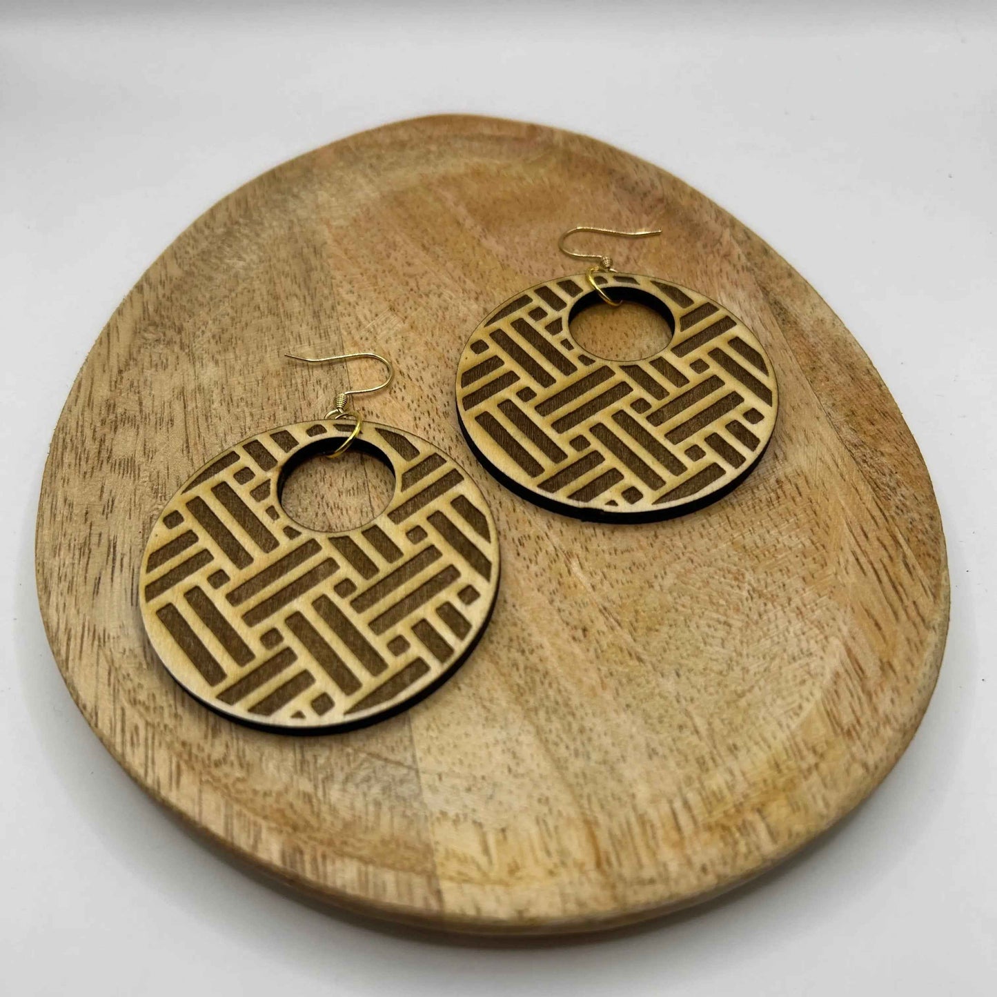 Bracelet tressé bohème en bois naturel par Le Bois Elégant, détail de la texture et des motifs artisanaux.