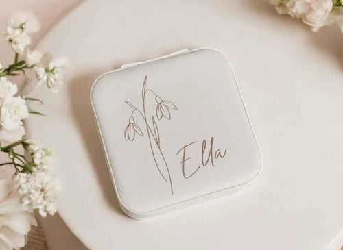 Boîte à bijoux personnalisée Le Bois Elégant, blanche avec intérieur rose ou vert, design élégant pour ranger bijoux.
