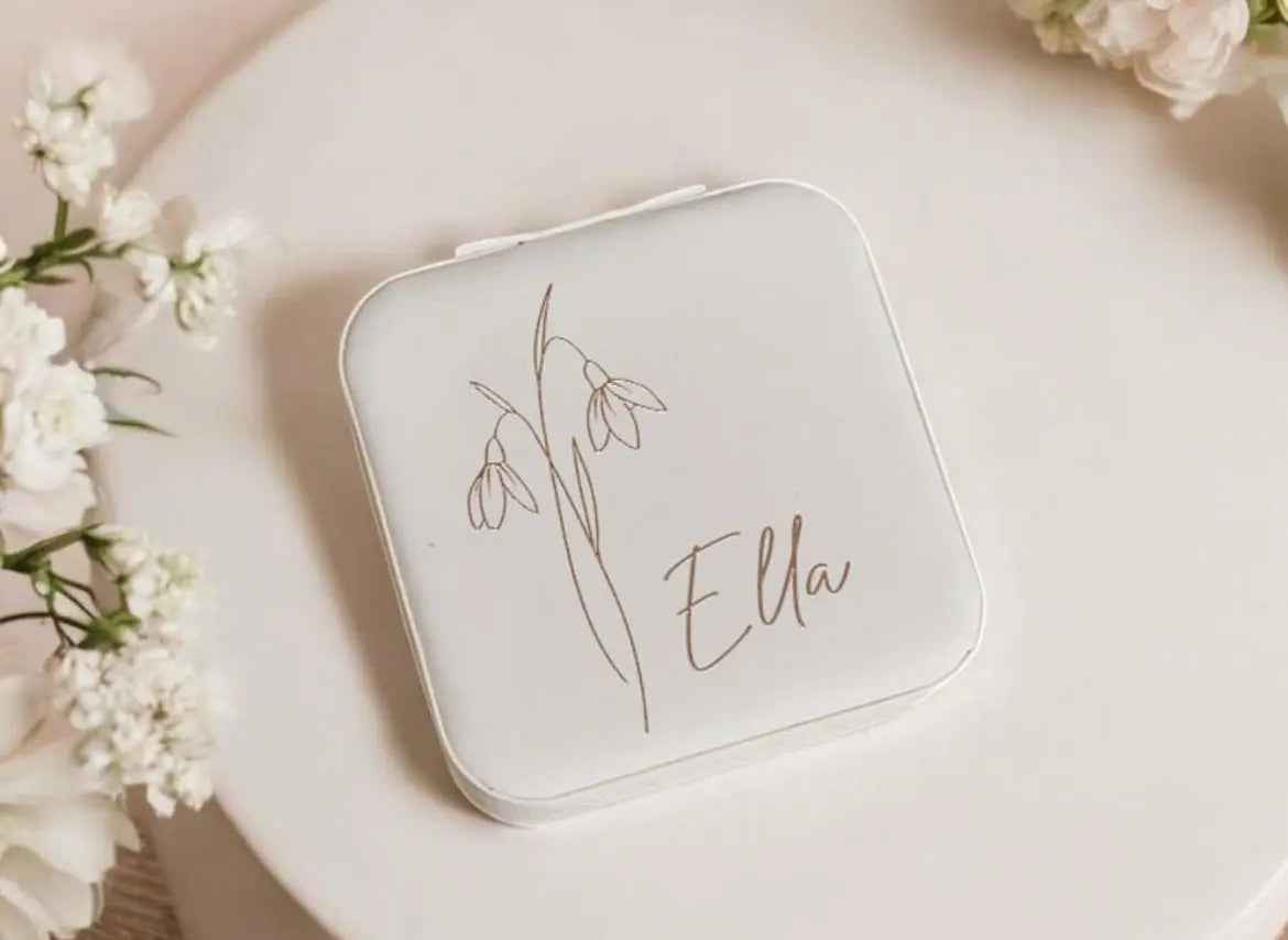 Boîte à bijoux personnalisée Le Bois Elégant, blanche avec intérieur rose ou vert, design élégant pour ranger bijoux.