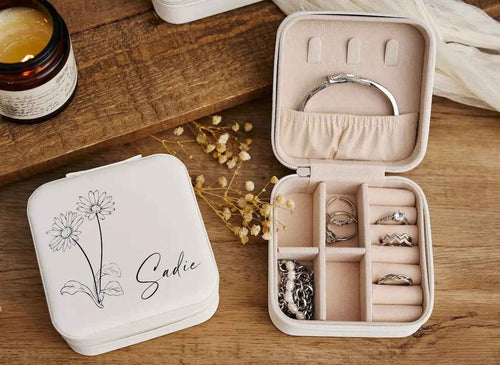 Boîte à bijoux personnalisée Le Bois Elégant en blanc, rose ou verte avec compartiments pour rangement élégants.