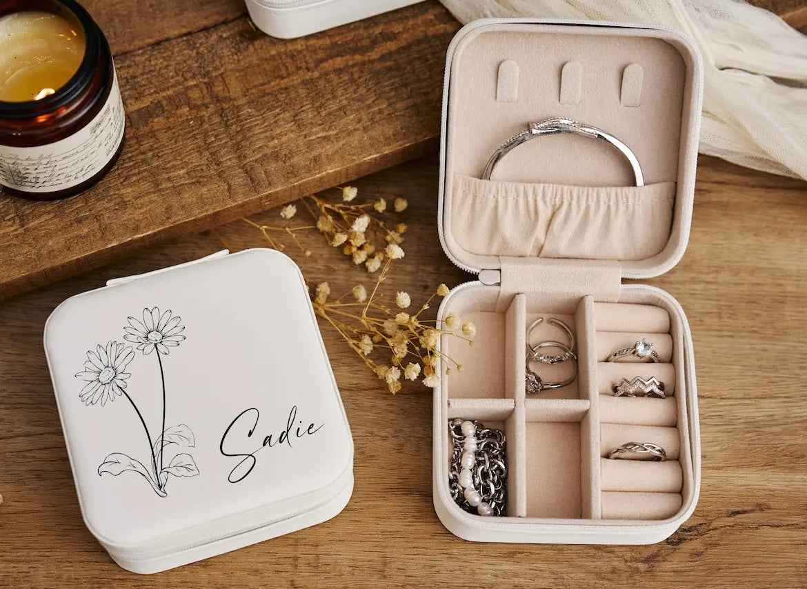 Boîte à bijoux personnalisée Le Bois Elégant en blanc, rose ou verte avec compartiments pour rangement élégants.