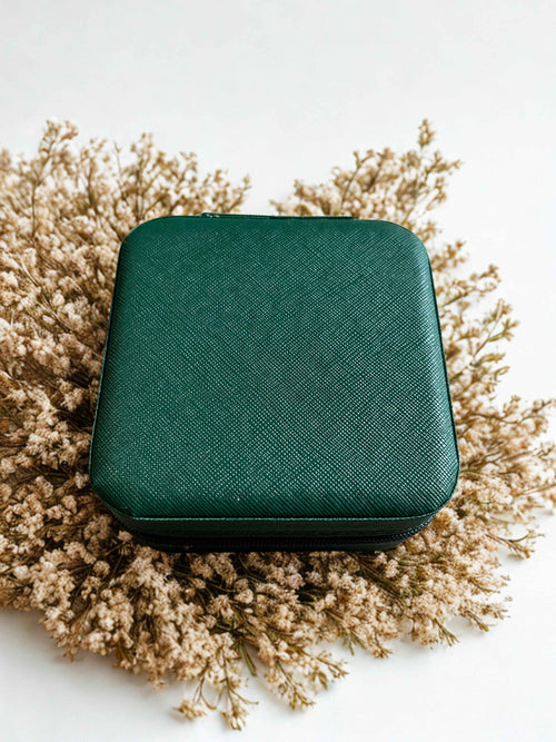 Boîte à bijoux personnalisée Le Bois Elégant en blanc, rose ou verte avec compartiments pour rangement élégant.