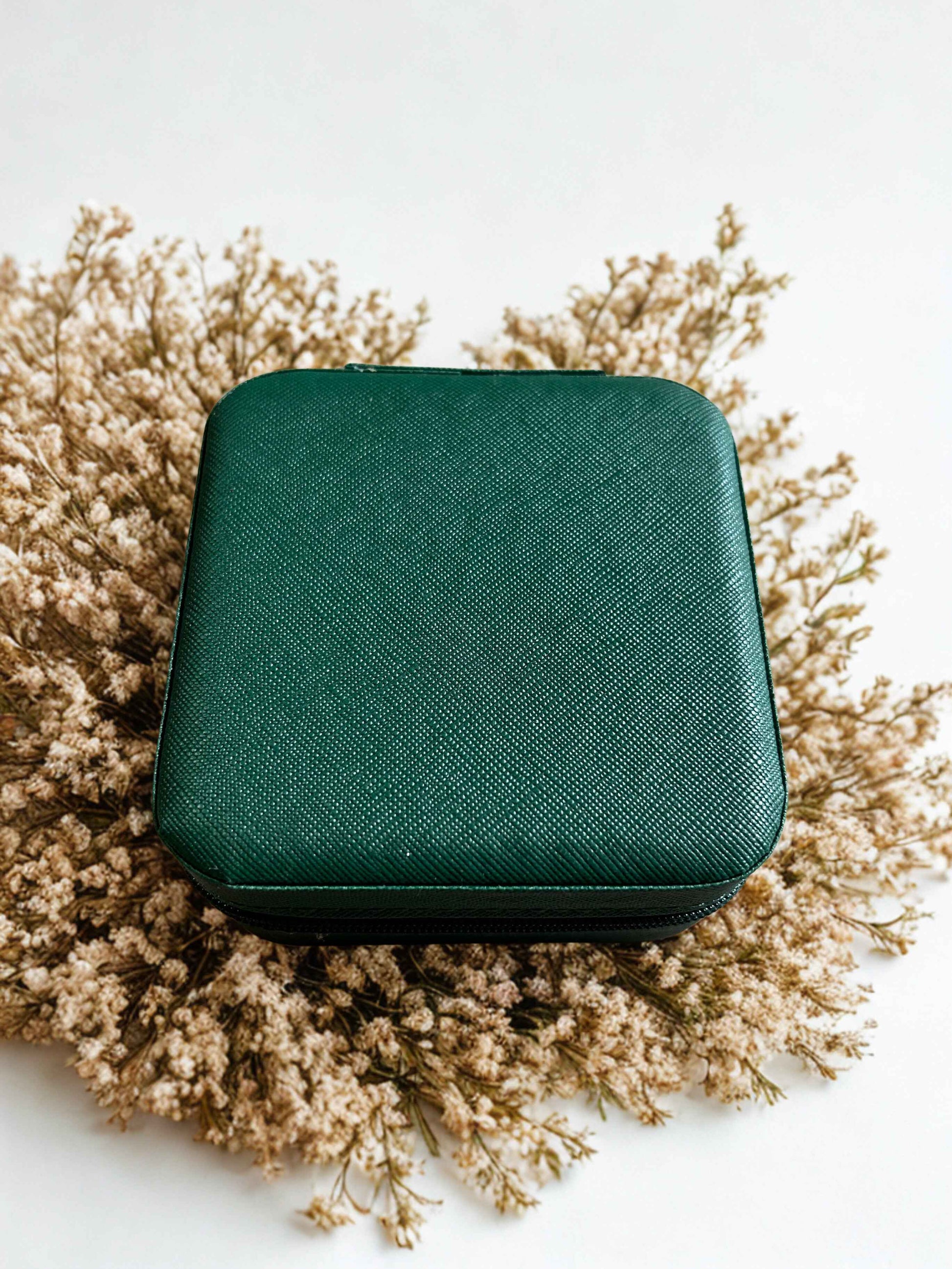 Boîte à bijoux personnalisée Le Bois Elégant en blanc, rose ou verte avec compartiments pour rangement élégant.