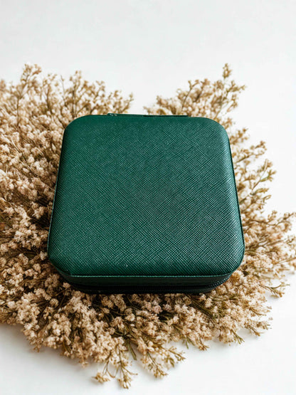 Boîte à bijoux personnalisée Le Bois Elégant en blanc, rose ou verte avec compartiments pour rangement élégant.