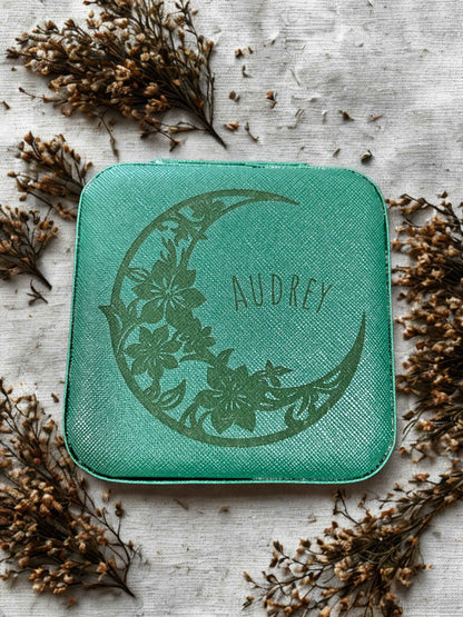 Boîte à bijoux personnalisée Le Bois Elégant, blanche, rose ou verte, avec compartiments pour rangement élégant et pratique.