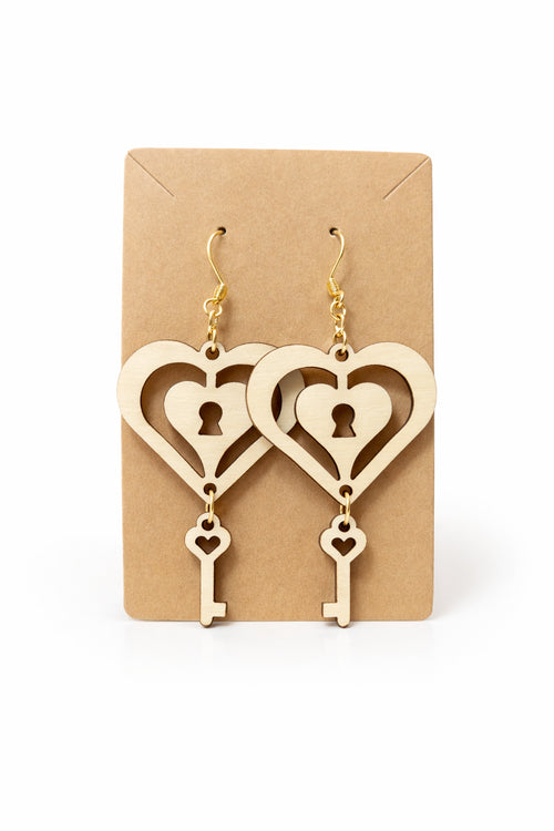 Boucles d'oreilles en forme de clé, bijoux élégants de la marque Le Bois Elégant, visibles sur l'image.