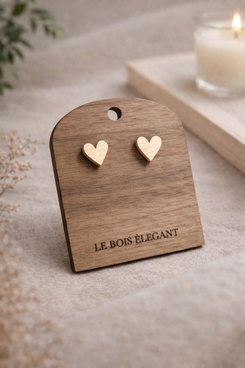 Boucles d’oreilles cœur Les Délicates en bois sur présentoir Le Bois Élégant