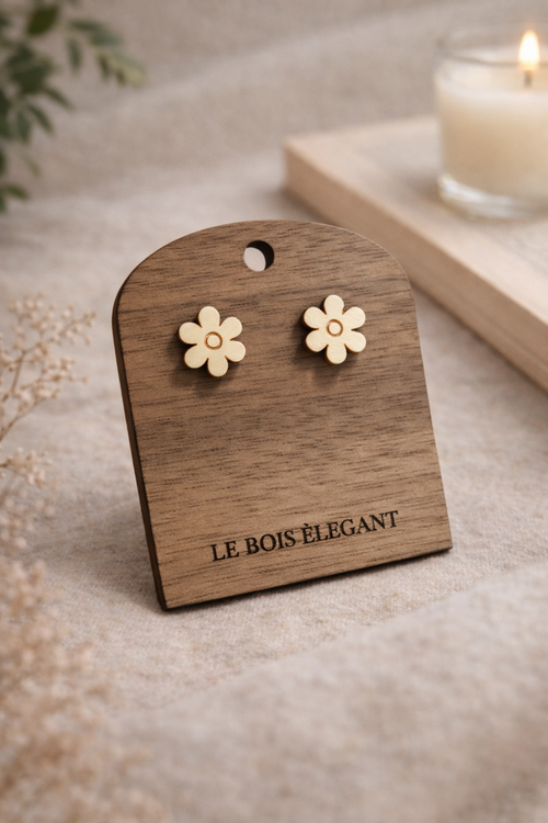Boucles d’oreilles Pâquerette sur présentoir Le Bois Élégant