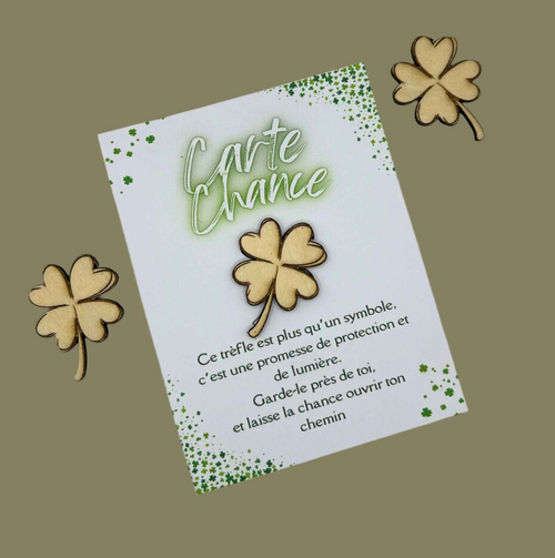Carte Chance Le Bois Elégant avec trèfle en bois porte-bonheur, illustrée avec un trèfle en bois sculpté.
