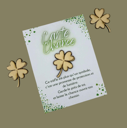 Carte Chance Le Bois Elégant avec trèfle en bois porte-bonheur, illustrée avec un trèfle en bois sculpté.