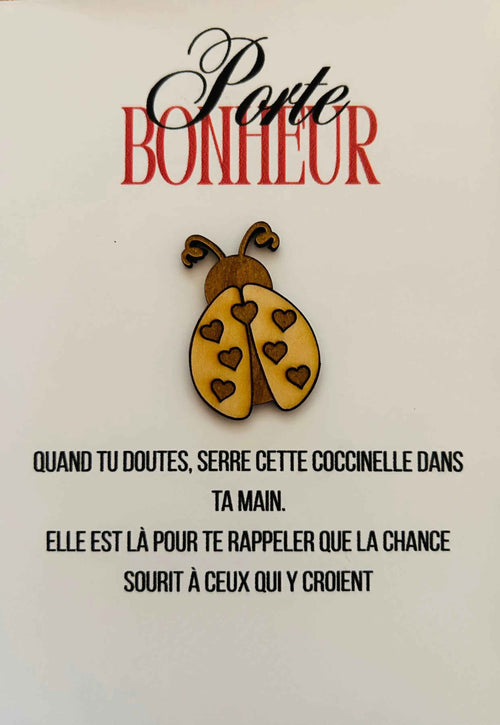 Carte porte-bonheur en bois gravée avec coccinelle, par Le Bois Elégant, illustrée avec détails de la coccinelle en bois naturel