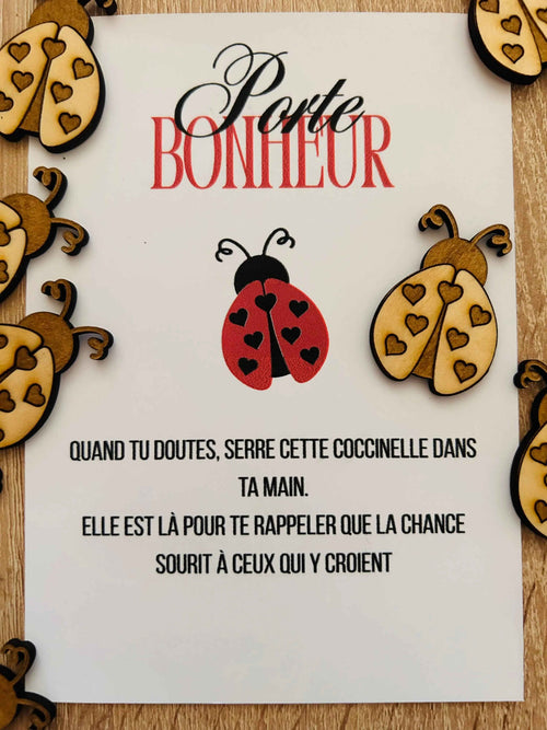 Carte porte-bonheur en bois gravé avec coccinelle, fabriquée par Le Bois Élégant, illustrée dans l'image.
