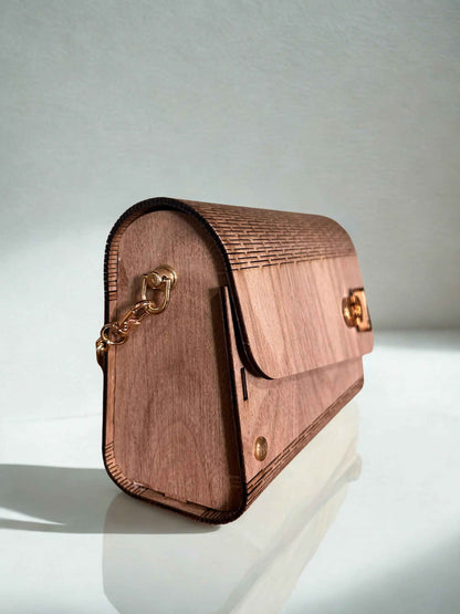Charmeur Le Bois Elégant en bois peint avec motif floral, élégant et artisanal pour décoration intérieure raffinée.