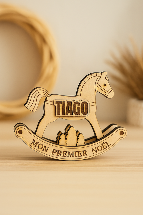 Cheval à bascule personnalisable en bois, fabriqué par Le Bois Elégant, avec détails en bois naturel et finition polie.