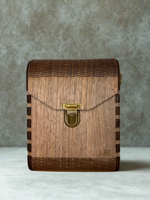 Sac homme Gab en bois de Le Bois Elégant, élégant et pratique, avec sangle robustes et compartiments spacieux.