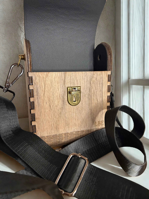 Sac homme Gab de Le Bois Elégant, en bois, vue de face.