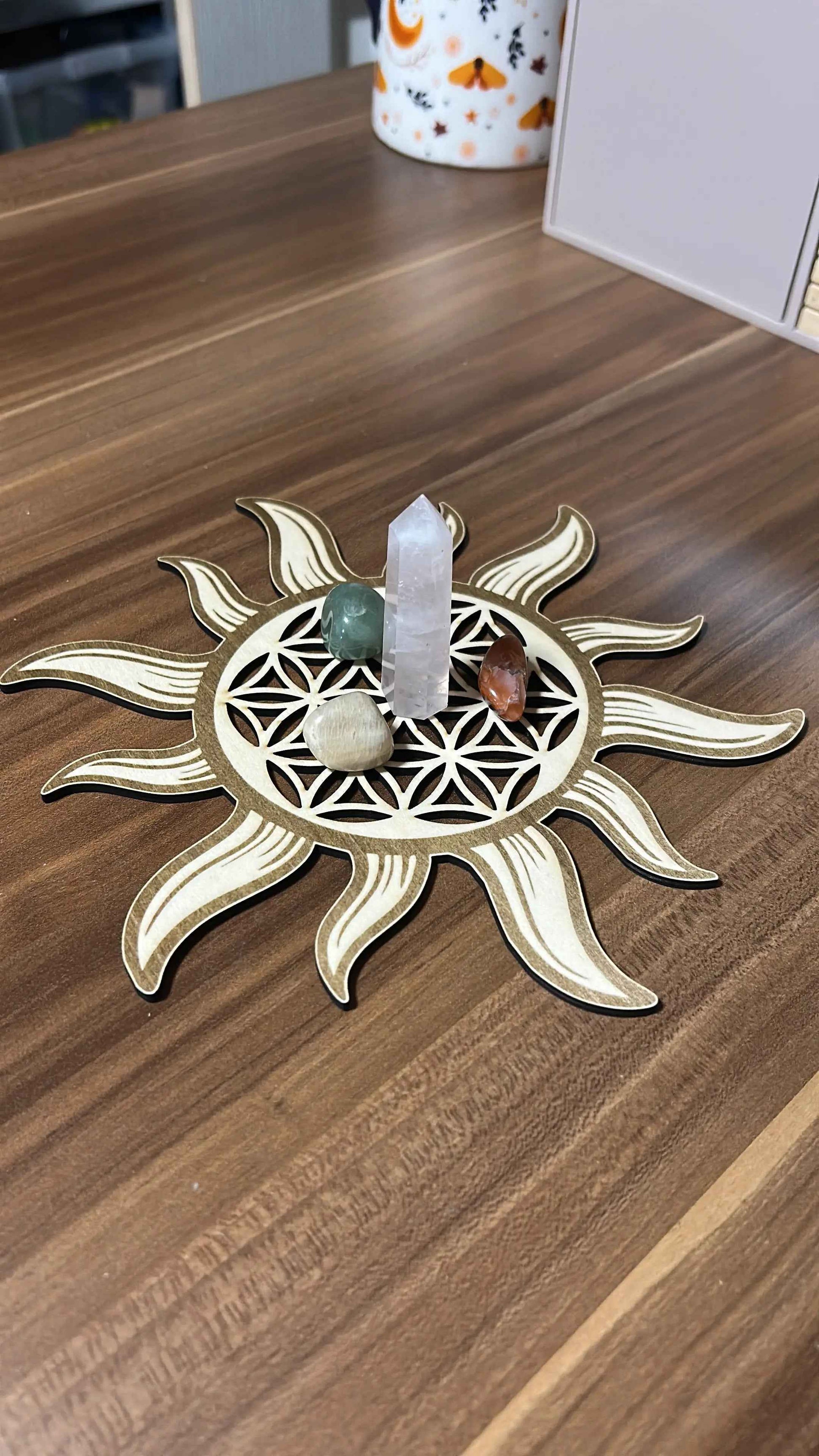 Plateau en bois Fleur de Vie Soleil de 22 cm de Le Bois Elégant, décoratif avec motif en relief sur surface naturelle.
