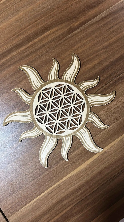 Plateau Fleur de Vie Soleil en bois de 22 cm de la marque Le Bois Elégant, avec motif gravé en forme de soleil.