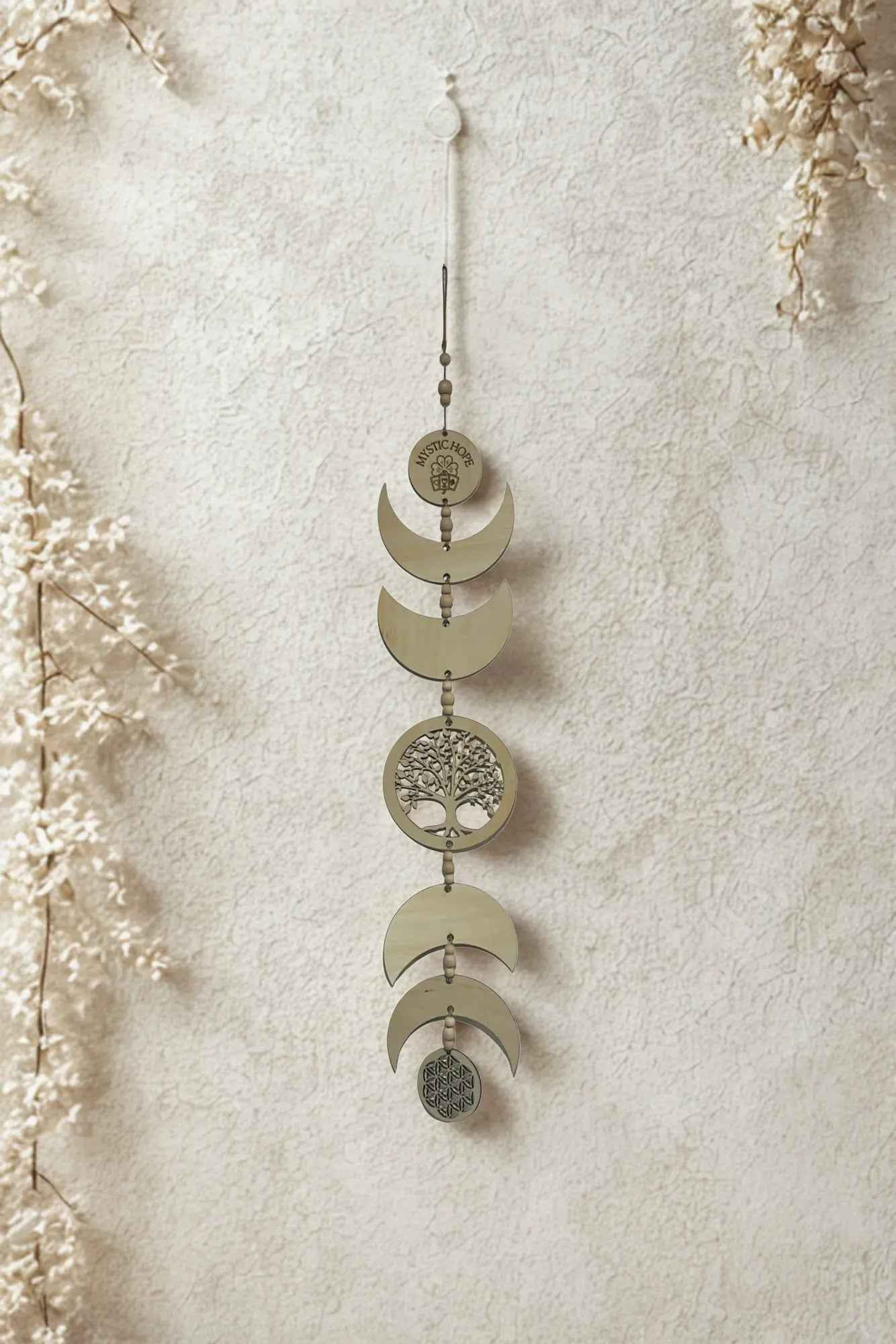 Suspension murale personnalisable en forme de phases de lune, 76 cm, par Le Bois Elégant, en bois élégant et moderne.