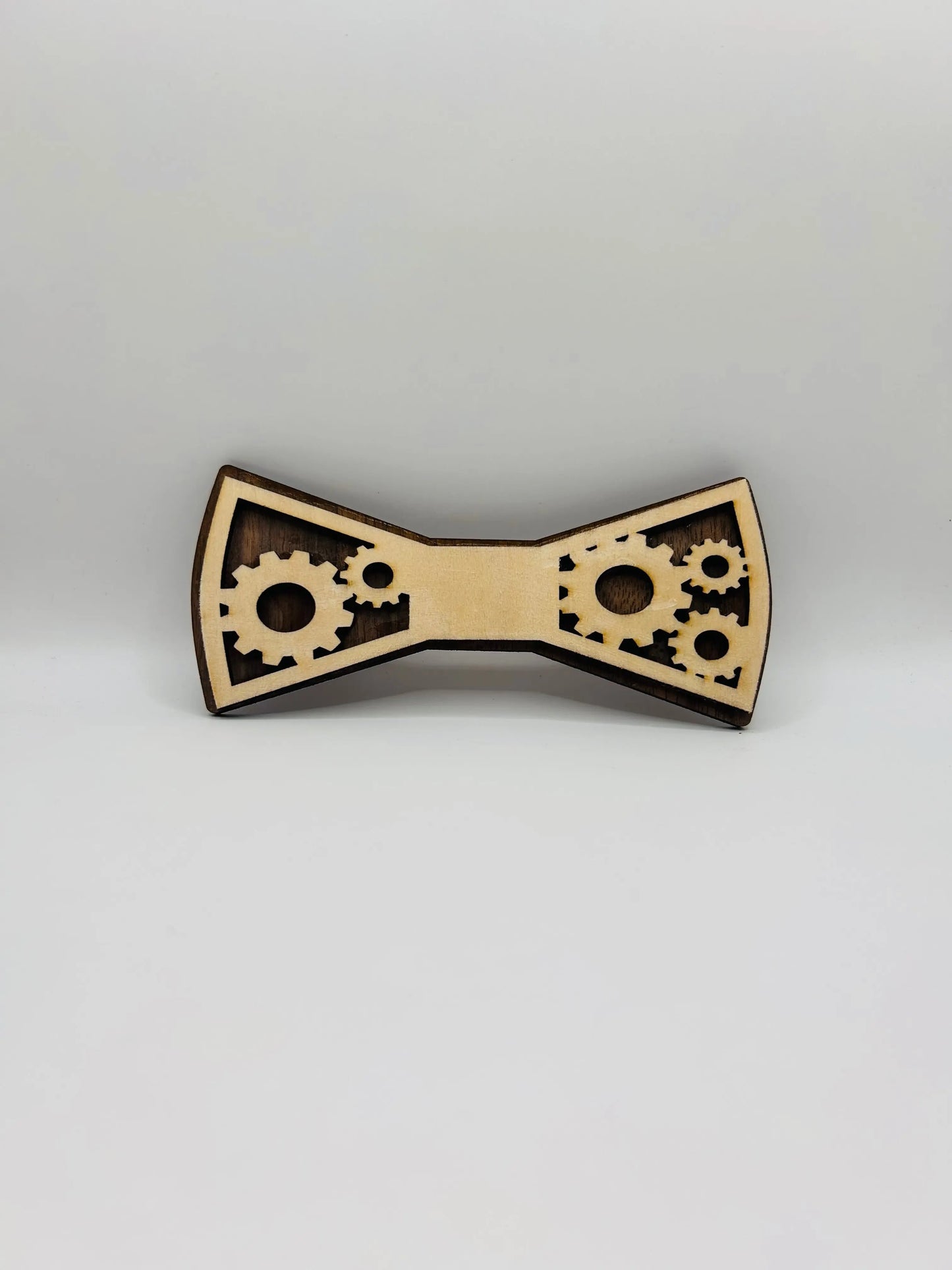 Noeud papillon en bois de la marque Le Bois Élegant, montrant la texture et le design sophistiqué du produit.