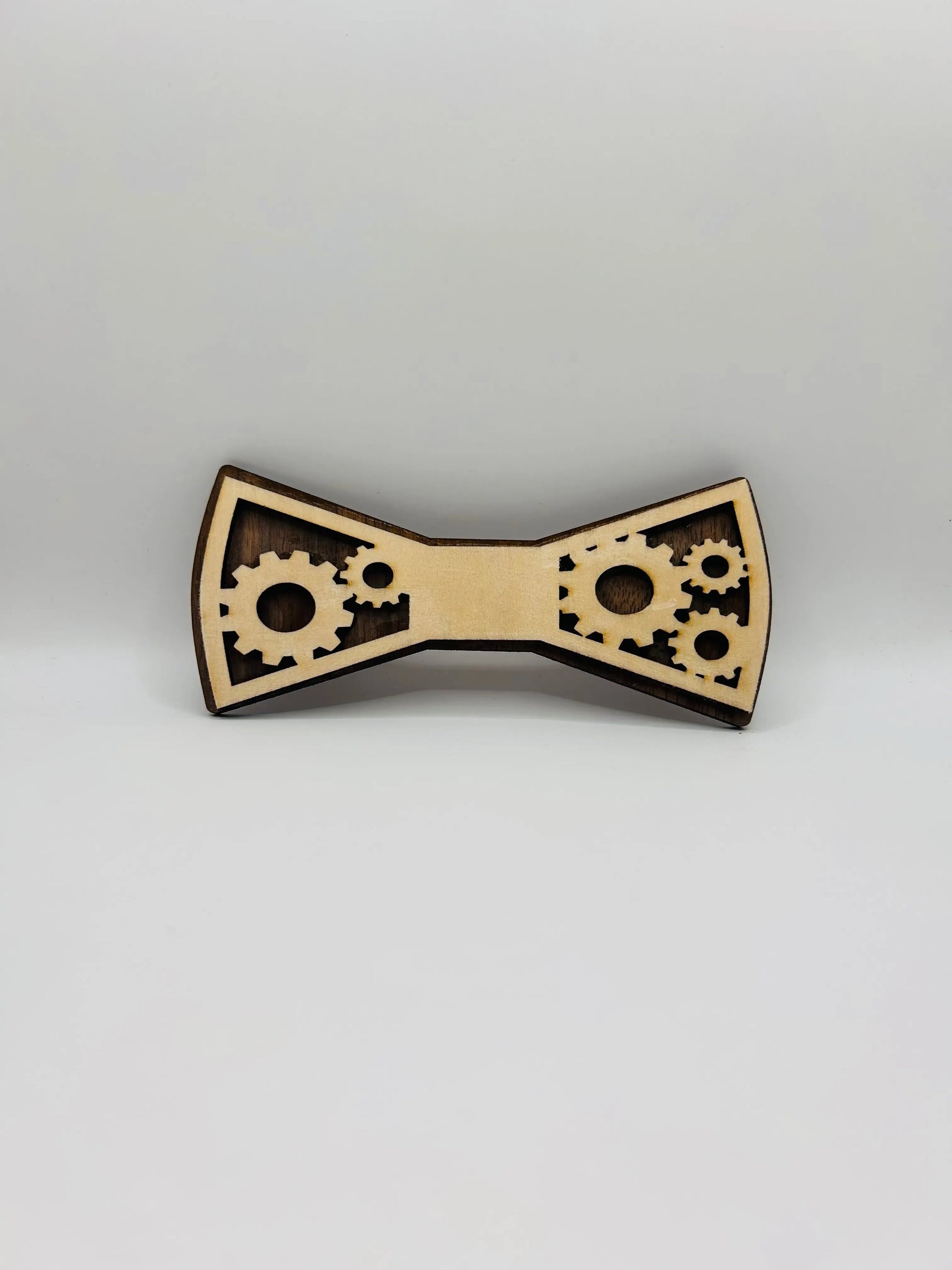 Noeud papillon en bois de la marque Le Bois Élegant, montrant la texture et le design sophistiqué du produit.