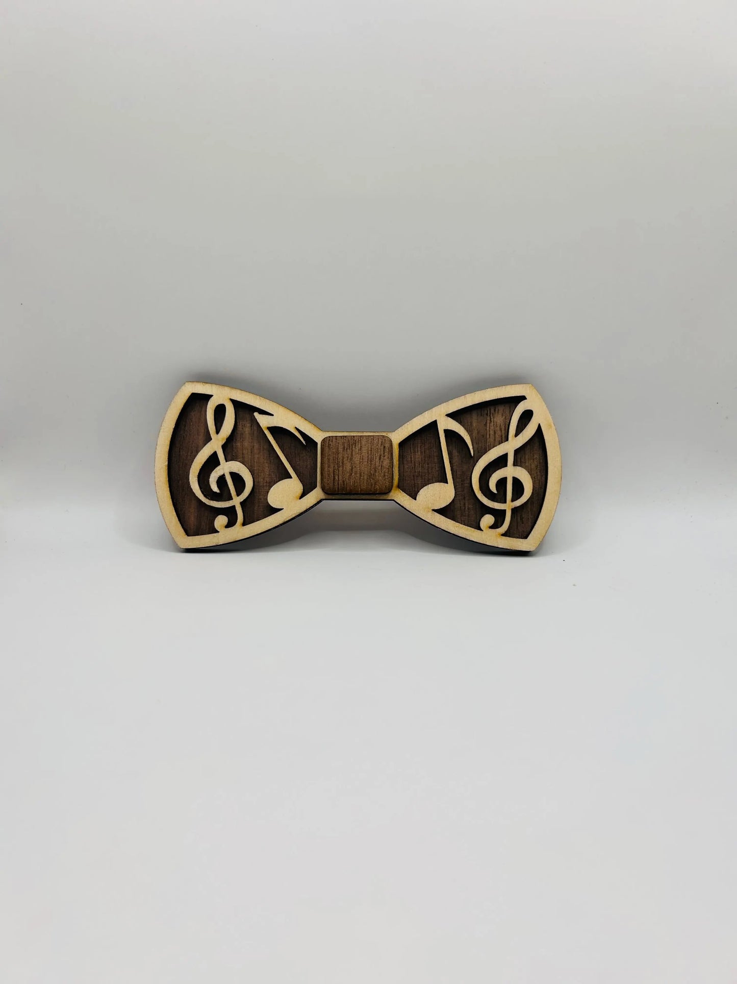 Noeud papillon en bois Le Bois Élégant, détail de la texture en bois naturel et finition élégante pour accessoire élégant.
