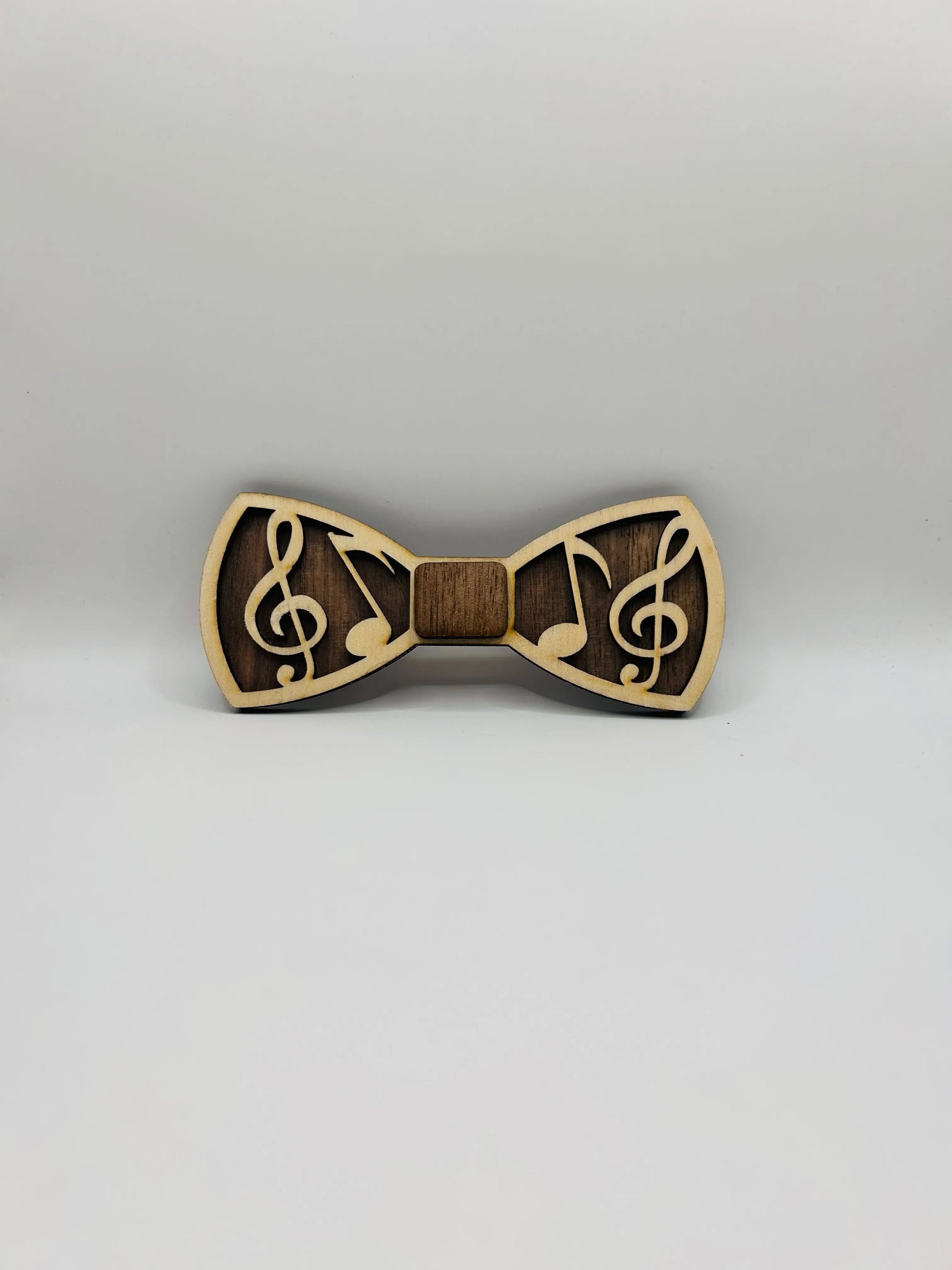 Noeud papillon en bois Le Bois Élégant, détail de la texture en bois naturel et finition élégante pour accessoire élégant.