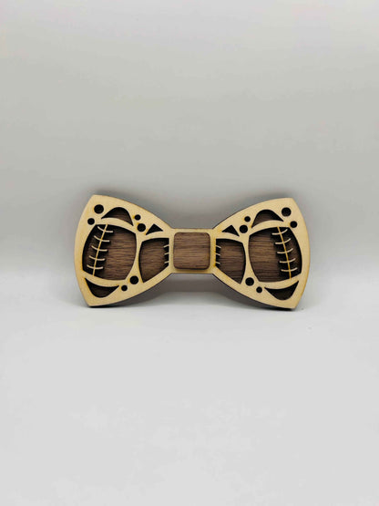 Noeud papillon en bois Le Bois Elégant, élégant et naturel, avec finition lisse et détails en bois clair.