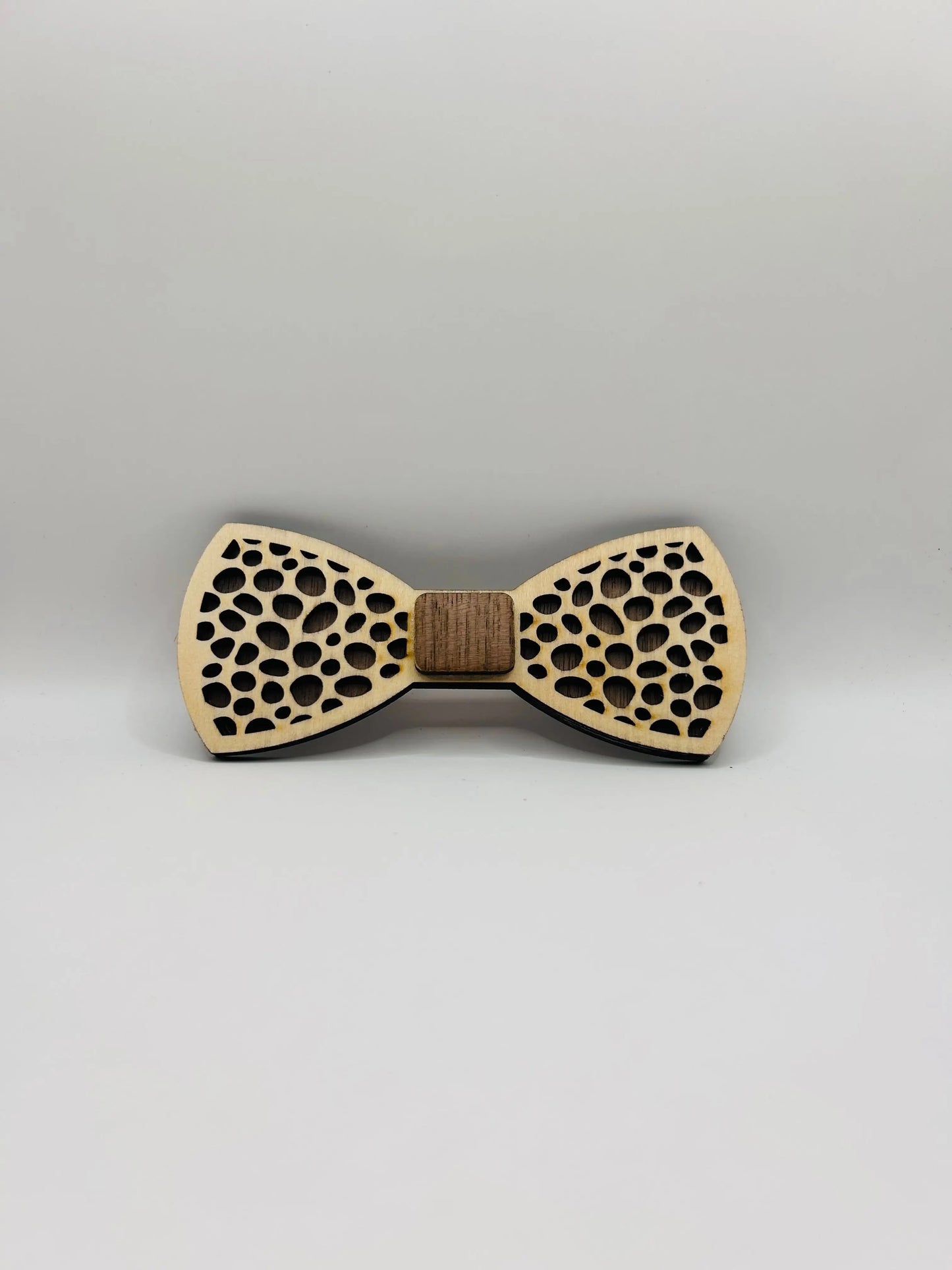 Noeud papillon en bois de la marque Le Bois Élégant, design naturel et élégant pour un accessoire masculin sophistiqué.