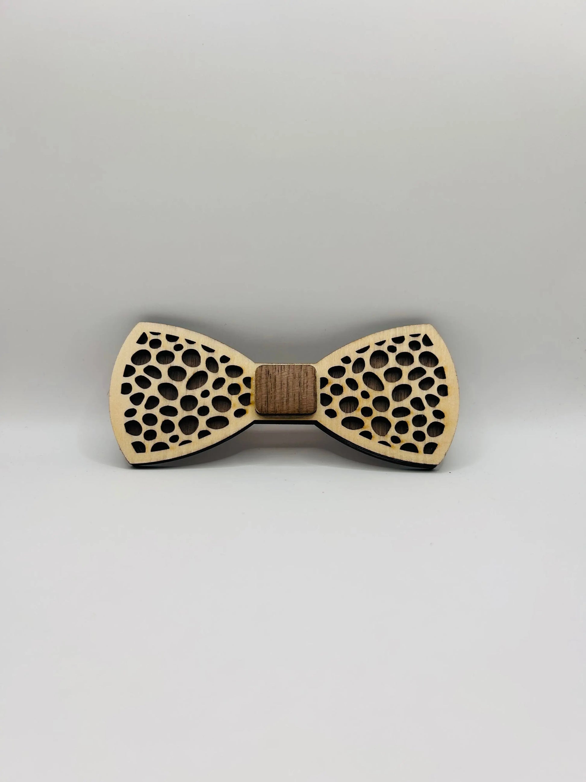 Noeud papillon en bois de la marque Le Bois Élégant, design naturel et élégant pour un accessoire masculin sophistiqué.
