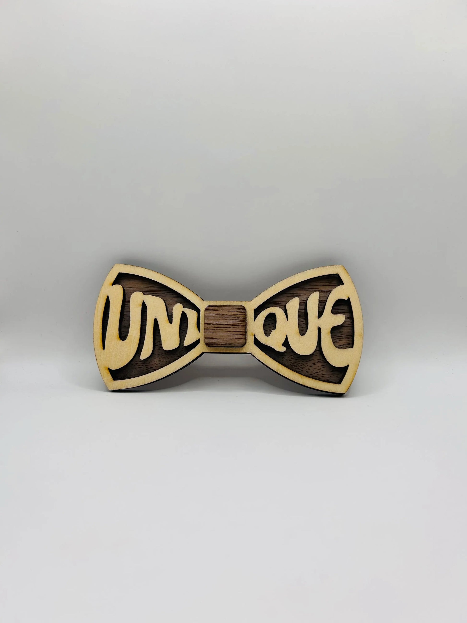 Noeud papillon en bois fabriqué par Le Bois Elégant, avec finition lisse et design élégant.