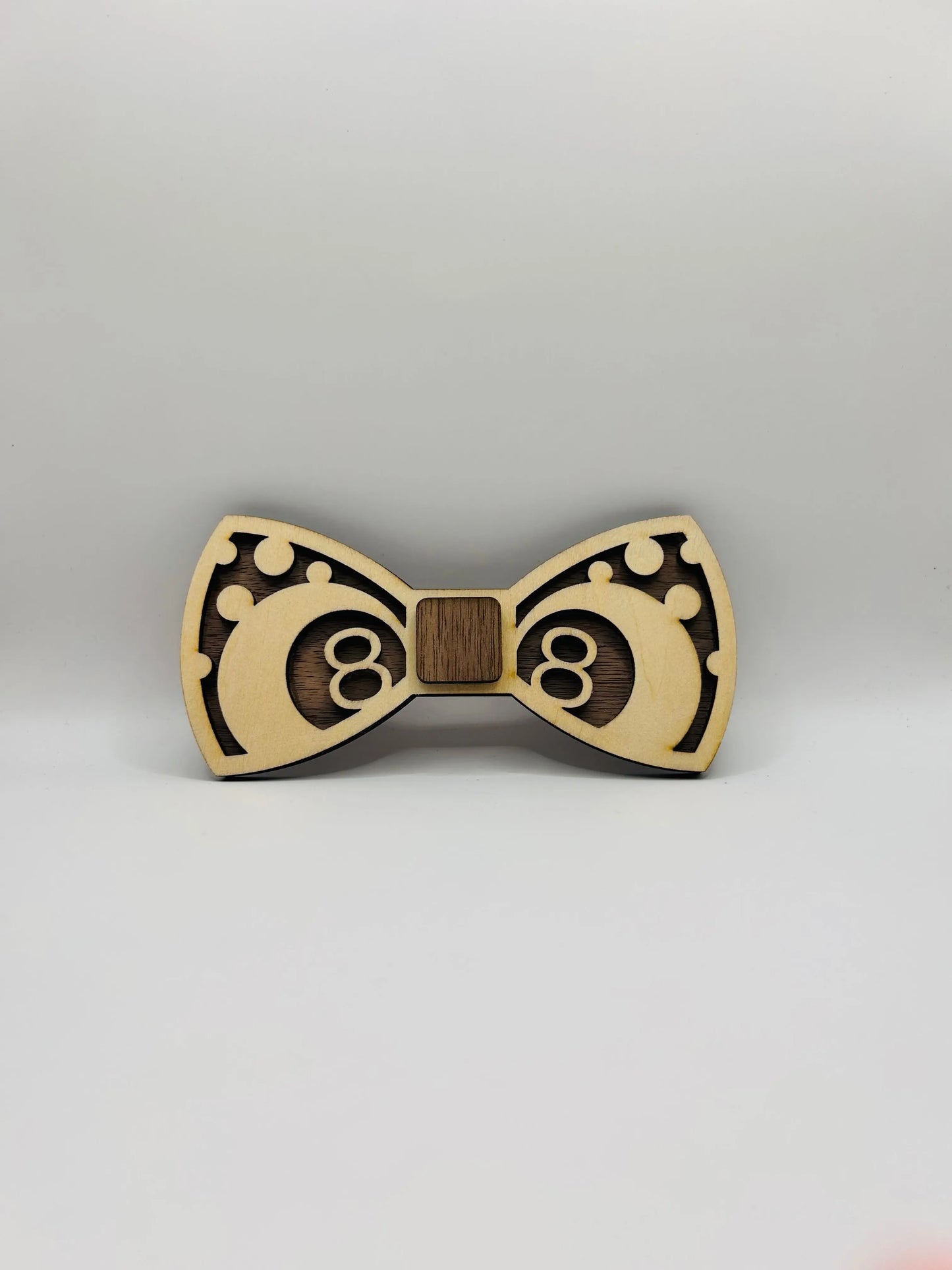 Noeud papillon en bois Le Bois Elégant, accessoire élégant en bois naturel pour homme, visible dans l'image.