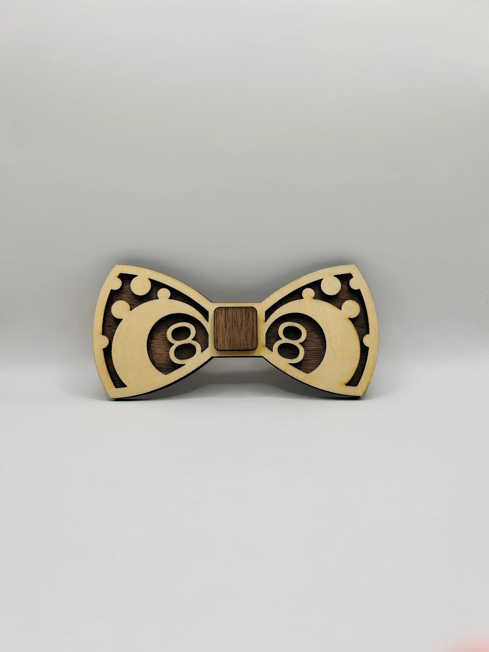Noeud papillon en bois Le Bois Elégant, accessoire élégant en bois naturel pour homme, visible dans l'image.