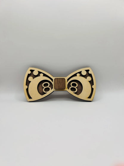 Noeud papillon en bois Le Bois Elégant, accessoire élégant en bois naturel pour homme, visible dans l'image.