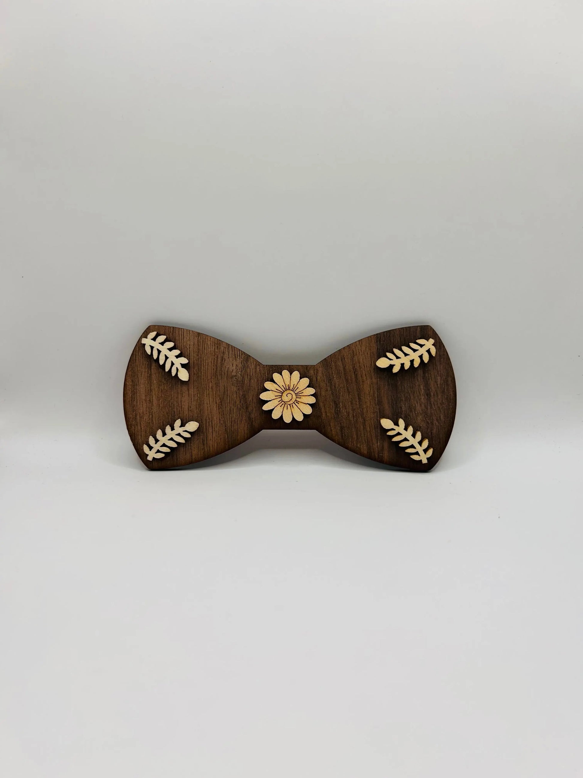 Noeud papillon en bois de la marque Le Bois Elégant, avec finition artisanale, porté sur un costume élégant.