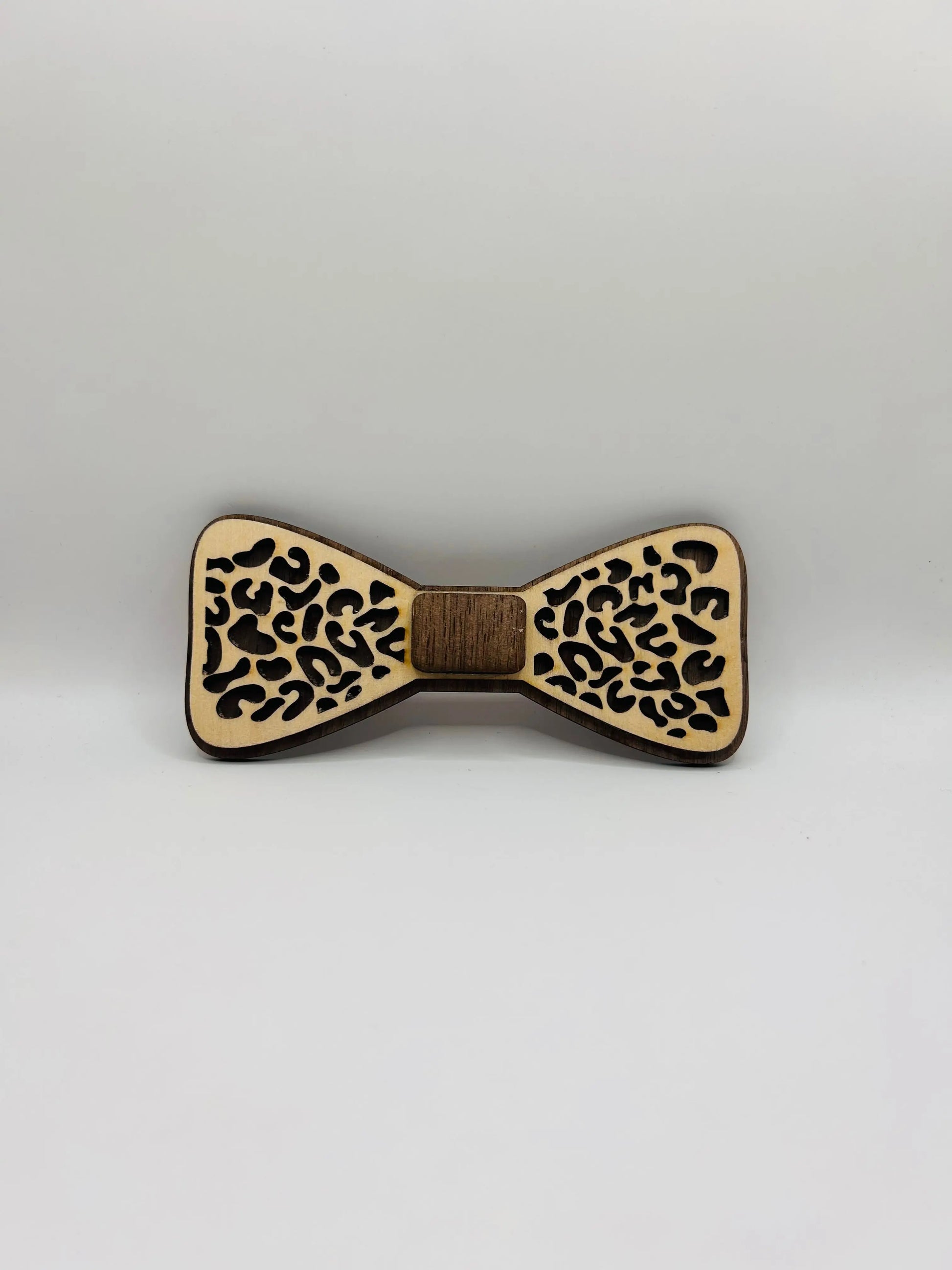 Noeud papillon en bois brun par Le Bois Elégant, détail texturé et élégant, porté en montre ou pour une occasion spéciale.