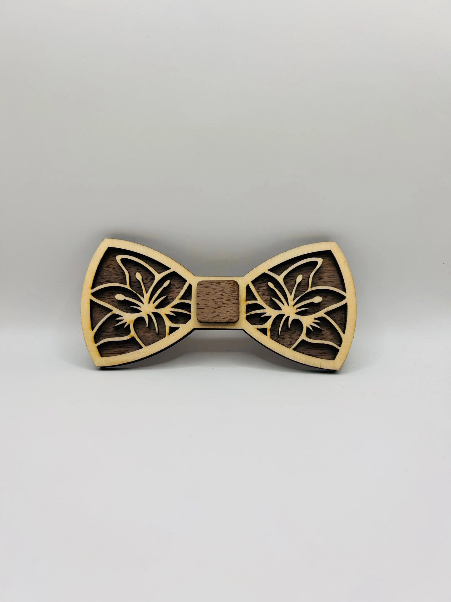 Noeud papillon en bois Le Bois Elégant, décoration élégante et naturelle, visible en détail sur fond clair.