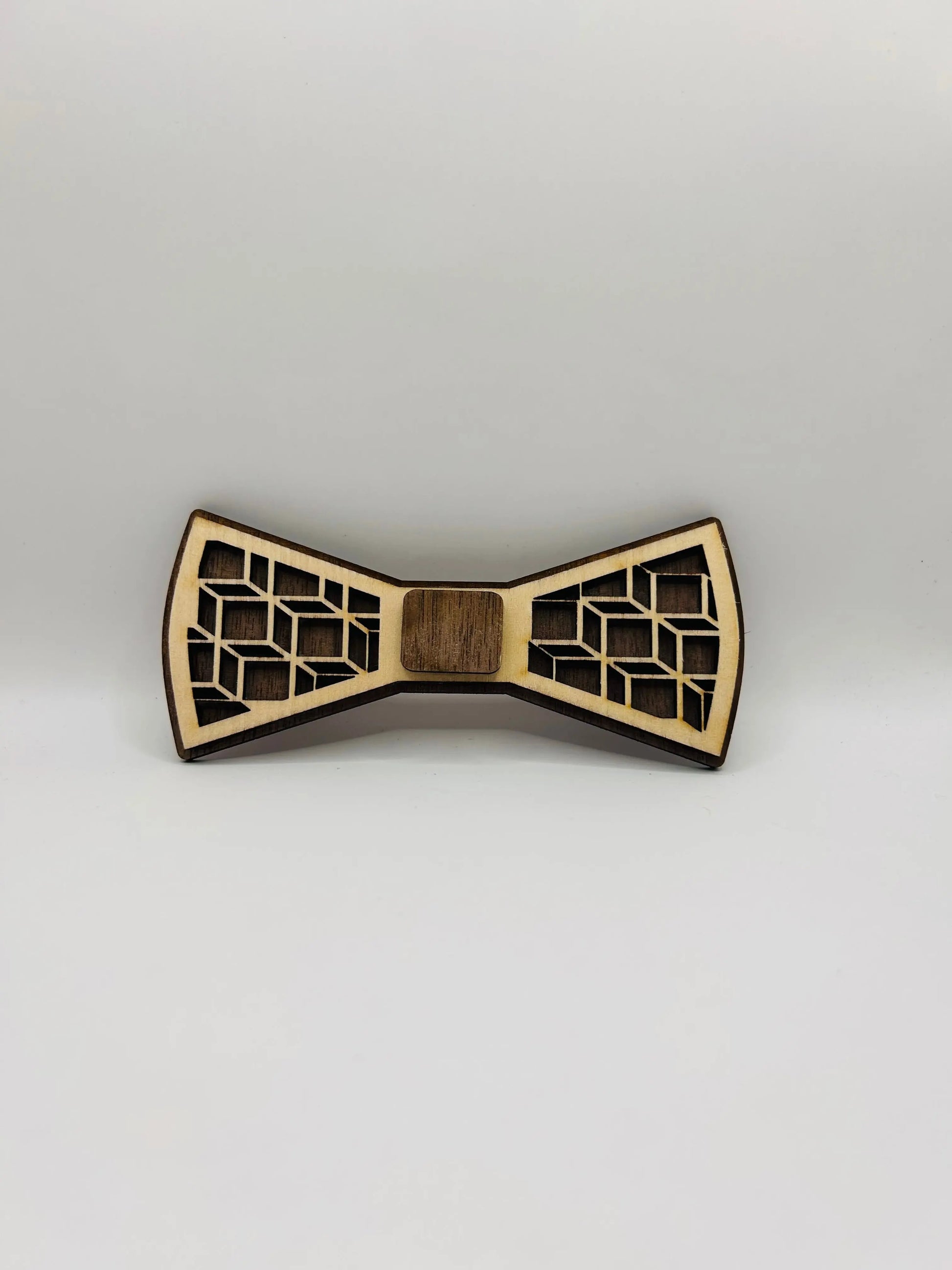 Noeud papillon en bois Le Bois Élégant, finition lisse et naturelle, présenté sur un fond neutre.